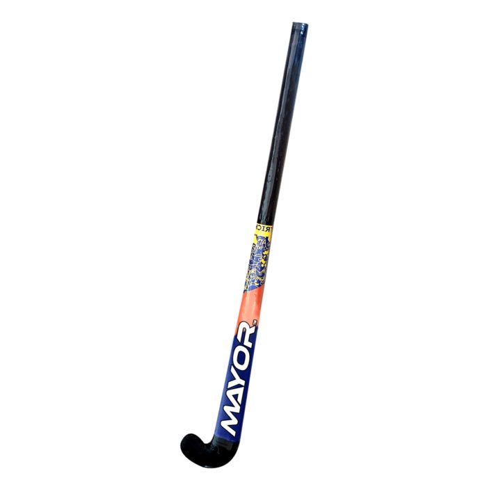 Le bâton de hockey MAYOR TRICK est fabriqué en bois et renforcé de fibre de verre. Finition haute brillance dans des couleurs et un design éclatants