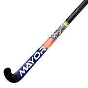 Le bâton de hockey MAYOR TRICK est fabriqué en bois et renforcé de fibre de verre. Finition haute brillance dans des couleurs et un design éclatants